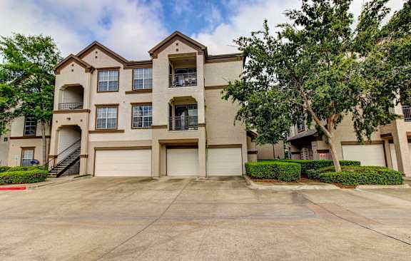 Front view at Stone Creek at Old Farm Apartments, Houston, TX