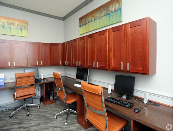 A room with a desk and chairs.