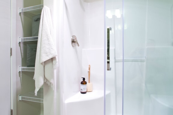 Pine Valley Ranch Apartments Spokane, Washington Bathroom
