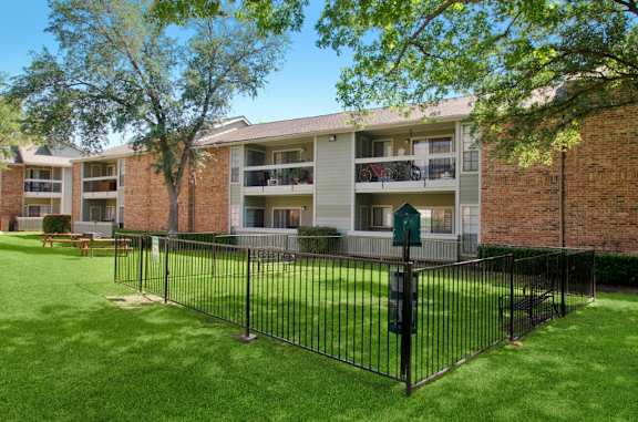 Lush Green Landscape at Bristol Apartment Living, Dallas