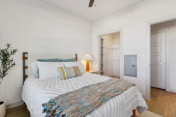 A bedroom with a large bed and a ceiling fan at ThreeTwenty at the Vybe Apartments, Kyle, 78640