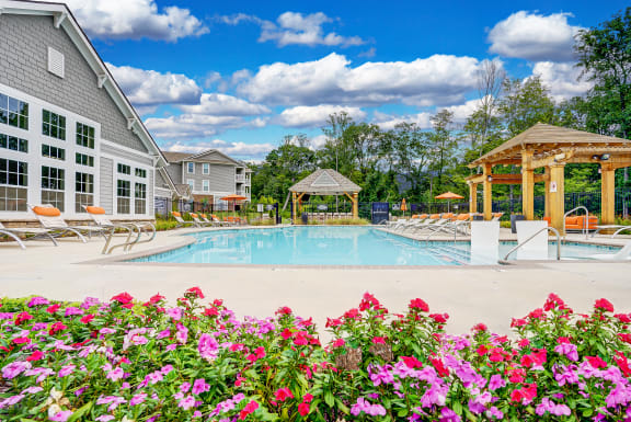 Luxurious Outdoor Swimming Pool with Aquatic Sun Ledge at The Retreat Apartments, near Salem, Virginia at The Retreat Apartments, Virginia