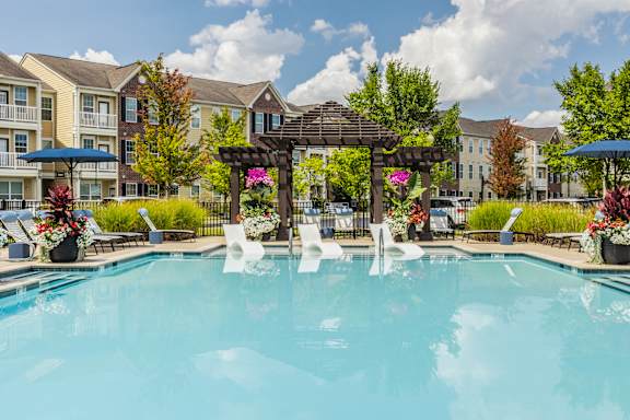 A pool with a fountain in the middle of it.