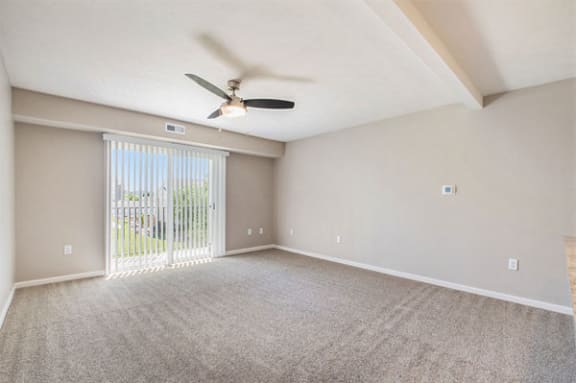 living room with 9' ceiling and ceiling fan