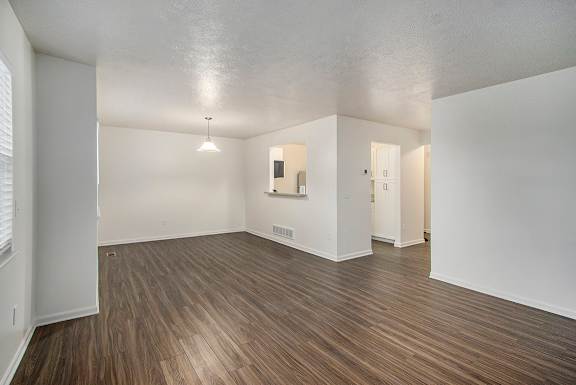 A dining room with vinyl plank flooring and a breakfast bar at Autumn Lakes Apartments and Townhomes, Mishawaka, 46544