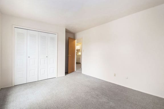 2B-Bed2aplan A spacious bedroom with a closet at Brookside Apartments, Springfield
