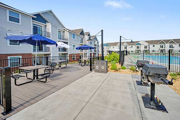 A sunny day at the outdoor grilling area at Chase Creek Apartment Homes in Huntsville, AL 35811