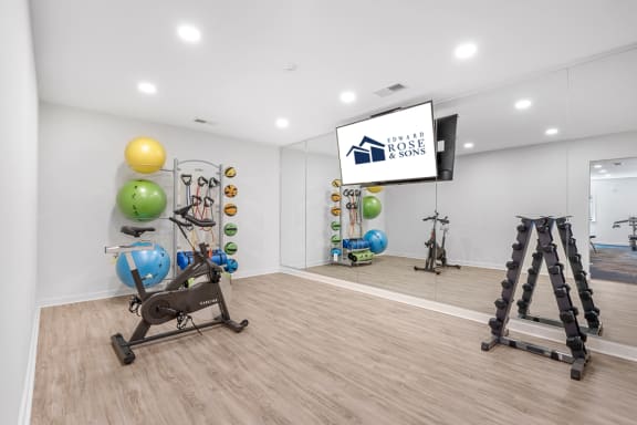 the gym at the preserve at great pond apartments in windsor, ct at Sunscape Apartments, Virginia