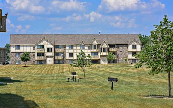 A large courtyard at Thornridge Apartments.