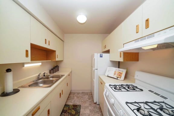 Kitchen at Glen Oaks Apartments, Michigan, 49442