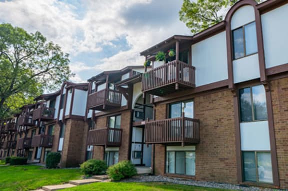 Private Balcony Offered at Glen Oaks Apartments in Muskegon, MI