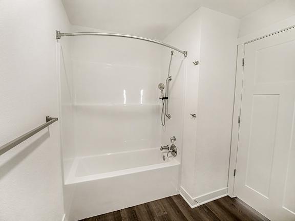 A bathroom with a bathtub/shower combination at The Grove Apartment Homes, Lincoln