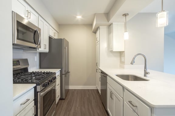 the preserve at ballantyne commons apartment kitchen at Hillside Apartments, Wixom, 48393