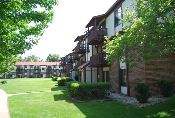 Courtyard Open Lawns at Madeira Apartments, Michigan, 49001