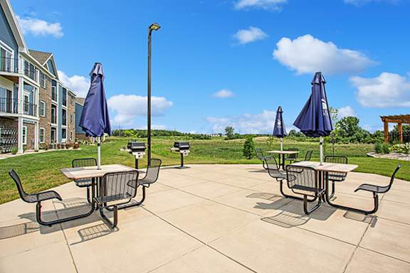 Grilling Stations with Seating at Meadowbrooke Apartment Homes, Grand Rapids