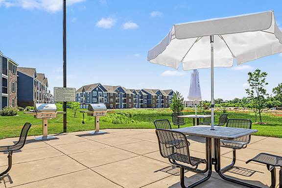 Grilling Stations with Seating at Meadowbrooke Apartment Homes, Grand Rapids