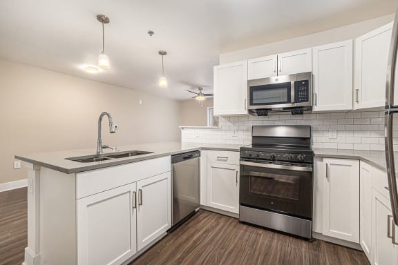 a kitchen with a breakfast bar  at Signature Pointe Apartment Homes, Athens