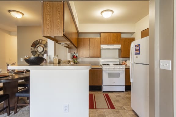 Sunflower Kitchen and Dining at Southport Apartments, Michigan, 48111