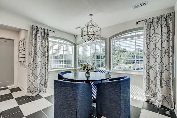 A dining room with a round table and chairs. at Sunscape Apartments, Roanoke, VA, 24018