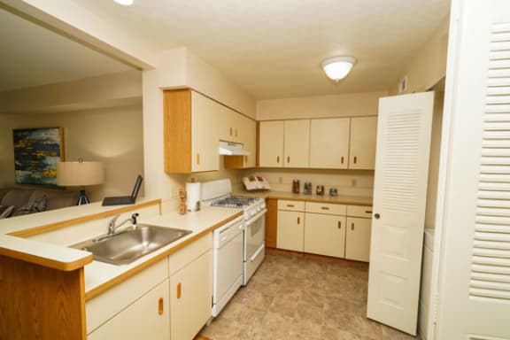 Well Equipped Kitchen at Tracy Creek Apartment Homes in Perrysburg, OH