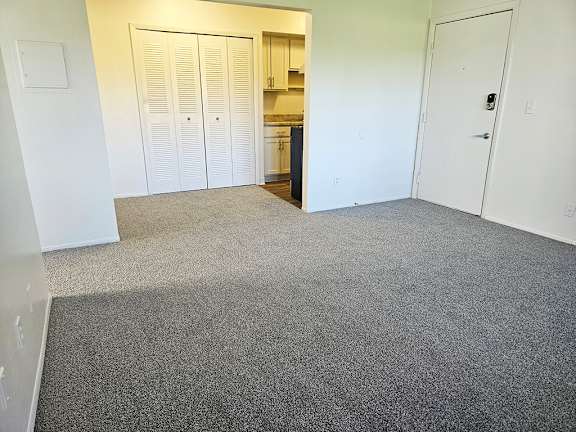 A dining room with a carpeted floor A dining room with a carpeted floor at Waverly Park Apartments, Lansing