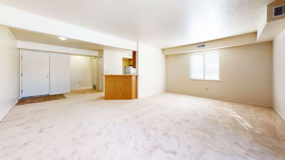 end living room with extra windows at Windmill Lakes Apartments, Holland, 49424