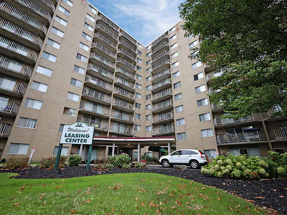 Building Exterior - Willoughby Hills Towers in Willoughby Hills OH