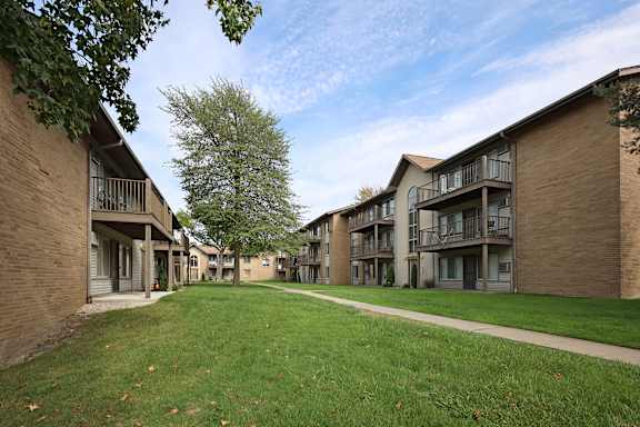 Peaceful Park-Like Community at Summerwood Commons Apartments in Euclid OH