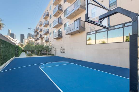 A basketball court is located on the balcony of an apartment building at Wilshire Valencia Apartment, Los Angeles