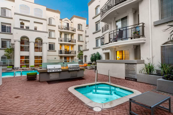 Quaint Courtyard With Bbq Areaat The Preston Miracle Mile Apartments, California, 90036