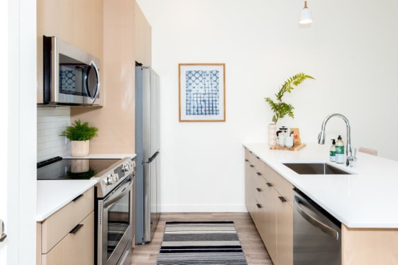 Meetinghouse_Portland_OR_Amenities_StainlessAppliances