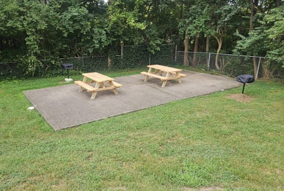 Picnic Area at Heritage Hill Estates Apartments, Cincinnati, Ohio 45227