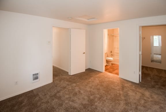 Vacant Apartment Primary Bedroom &amp; Bathroom With Walk In Closet at Clackamas Trails Apartments, Oregon