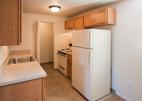 Garden Glen Vacant Apartment Upgraded Kitchen & Pantry