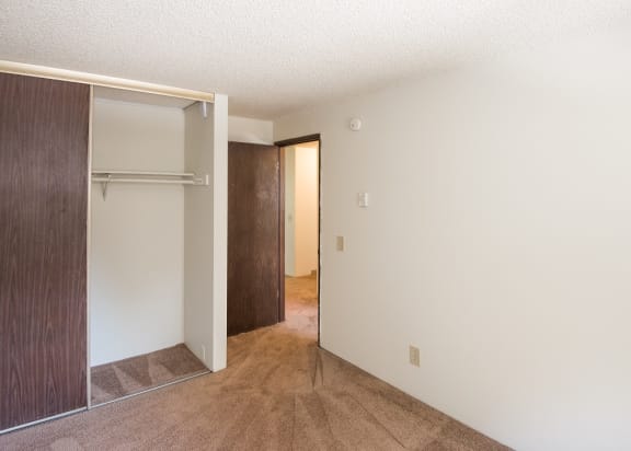 Apartment Master Bedroom at Rolling Hills Apartments, Tualatin, Oregon 97062
