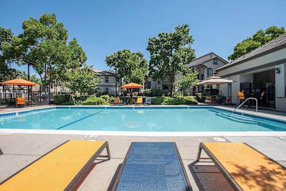 Stoneridge swimming pool and lounges