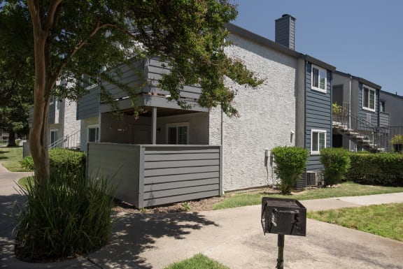 building exterior and bbq amenity at Woodbridge Apartments, Sacramento, 95833