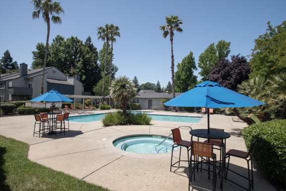 swimming pool and spa at Woodbridge Apartments, California, 95833