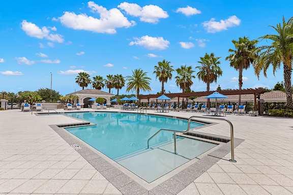 Resort-style swimming pool - Bonterra Parc