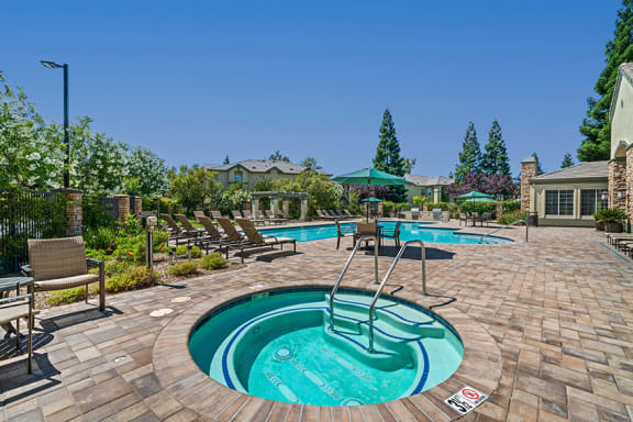 Heated spa - Willow Spring Apartments