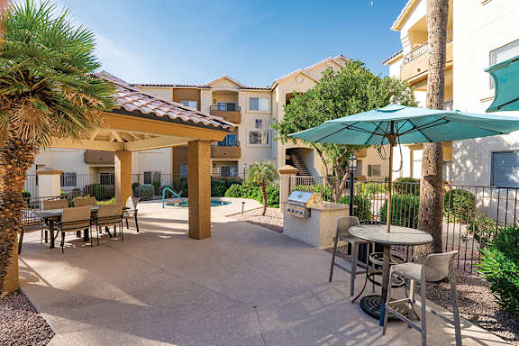 Poolside BBQ and picnic area - Sonterra Apartments at Paradise Valley