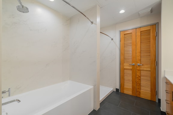 Garden-style tub with ceramic tile surround - Main 3 Downtown