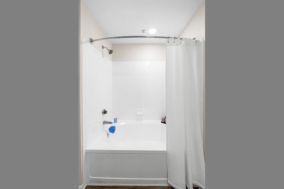 Oversized garden tubs - Sonterra Apartments at Paradise Valley