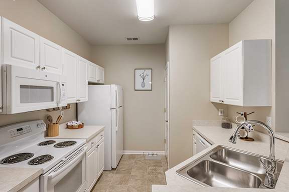 Refrigerator with icemaker - Lantern Woods Apartments