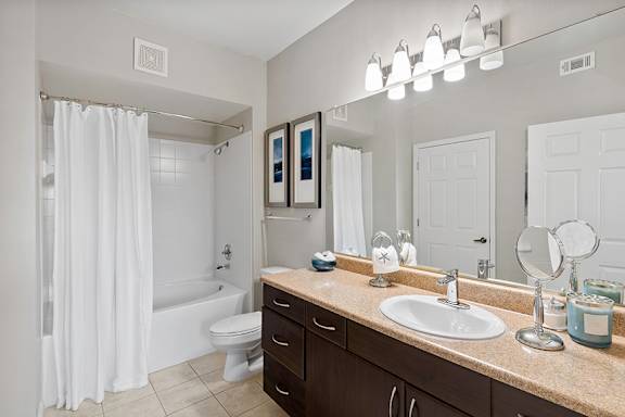 Relaxing garden tubs - Courtney Station Apartments