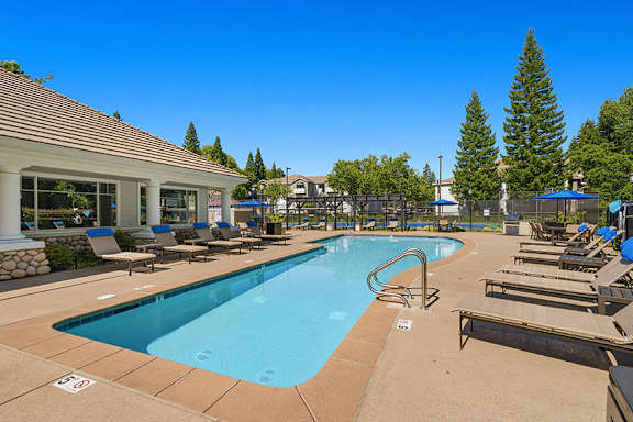 Resort-style swimming pool - Preserve at Blue Ravine