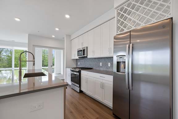 Full-height backsplash - Stonehill at West Orange