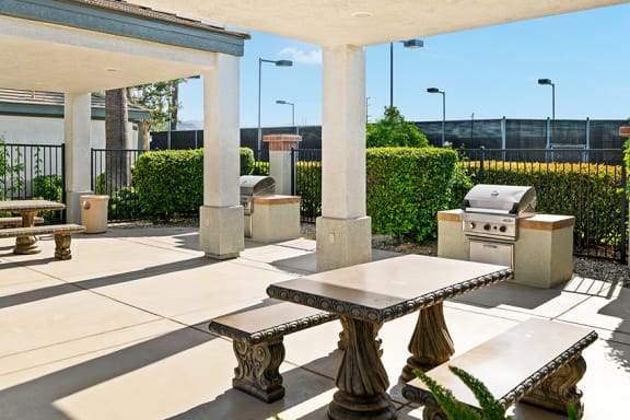 Barton Vineyard Apartments - Poolside grilling station at clubhouse