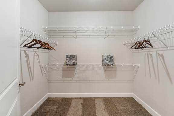 Spacious walk-in closets - Everlee