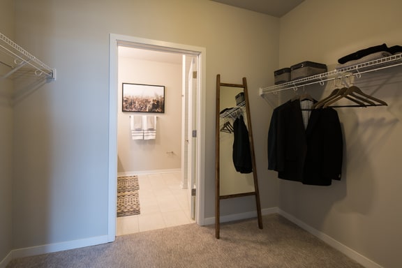Spacious walk-in closets - Onyx Edina
